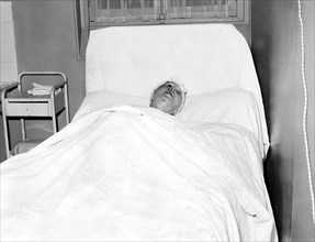 Edith Piaf à l'hopital de Rambouillet après son accident de voiture, 7 septembre 1958