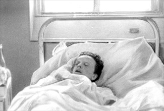 Piaf at the Rambouillet hospital after her car accident, September 7, 1958