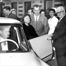 Piaf leaving the hospital, October 14, 1959