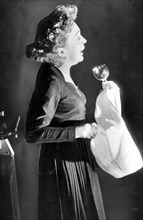 Piaf casse un verre blanc pour interpréter "Les amants d'un jour", décembre 1959