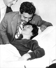 Piaf opérée d'une péritonite. Jacques Pills à son chevet. Sept. 1954