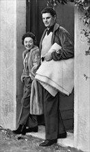 Piaf quitte la maison de santé de Meudon au bras de son chauffeur, janvier 1960