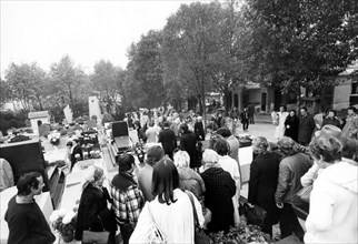 Piaf, fans  gathering around her grave at the Père Lachaise cemetery
