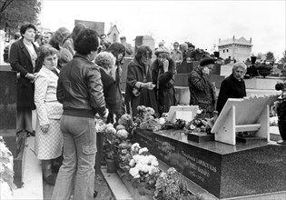 Piaf, admirers gathering around her grave at the Père Lachaise cemetery