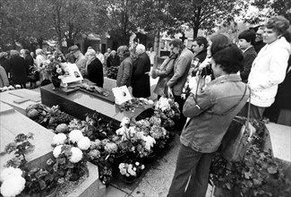 Piaf, admirers gathering around her grave at the Père Lachaise cemetery