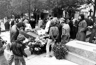 Piaf, défilé sur sa tombe au Père Lachaise lors de ses funérailles