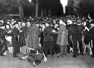 Piaf, ses admirateurs se pressent devant son domicile à l'annonce de sa mort.