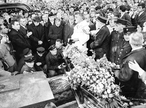 Piaf, ses obsèques. Au centre, Théo Sarapo. En haut à droite, Jean-Claude Brialy