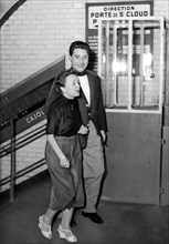 Piaf et Jacques Pills dans le métro, mai 1956