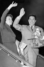 Piaf et Jacques Pills s'envolent pour les Etats-Unis, septembre 1952