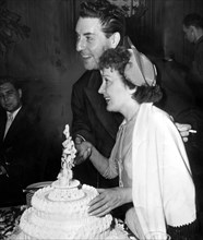 Piaf et Jacques Pills, leur gâteau de mariage, juillet 1952