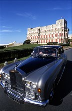 Le chauffeur à la Rolls-Royce.