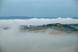 Hills in the clouds near Saragano, Umbria, Italie