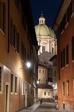 Brescia, vue sur le Duomo Nuovo de nuit