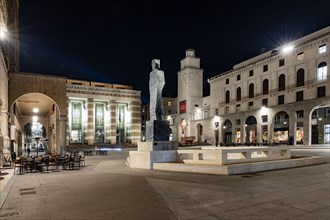 Brescia, piazza della Vittoria de nuit