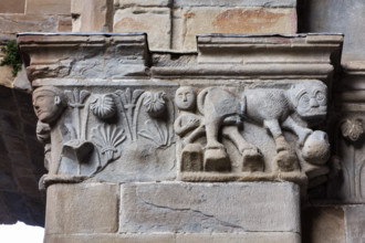 Bergamo, Città alta, Palazzo della Ragione: capitello di una delle colonne del porticato