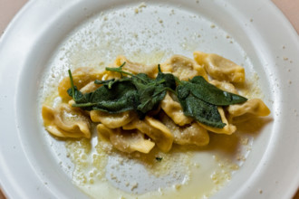 Città alta, Ristorante DAMIMMO, piatto tipico della cucina bergamasca: "Scarpinocc de Par" al burro