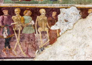 Clusone, Oratorio dei Disciplini o di San Bernardino, facciata: affreschi  "Trionfo della Morte"