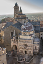 Bergamo, Città alta: veduta di piazza Duomo dalla Torre Civica, detta il Campanone. Da sinistra, la