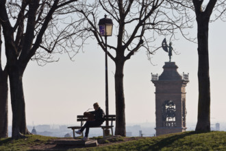 Giardini sul Viale delle Mura veneziane: un momento di relax. Sullo sfondo, il campanile della