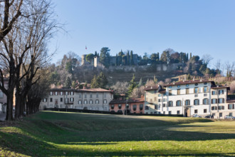 Bergamo, Città alta:  case su via Fara, nei pressi dell'ex Convento di Sant'Agostino. Sullo sfondo,