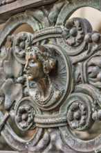 Bergamo, Città alta, Cappella Colleoni, Cancellata in ferro battuto realizzata nel 1912 da Vincenzo