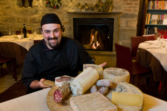 Città alta, Ristorante DAMIMMO: Valerio Veneroni, secondo di cucina, mostra un tagliere di formaggi