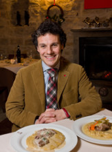 Città alta, Ristorante DAMIMMO:  Massimo Amaddeo, uno dei titolari, siede a un tavolo davanti a due