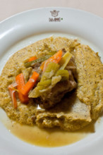 Città alta, Ristorante DAMIMMO, piatti0 della cucina bergamasca: guancialino stufato con lesso di