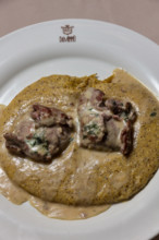 Bergamo, Città alta, Ristorante "Da Mimmo", piatto tipico della cucina bergamasca): oseli scapacc