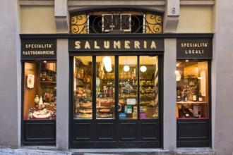 Salumeria Gastronomia Angelo Mangili (locale storico fondato nel 1921).
Bergamo (BG), Lombardia,