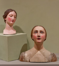 Bergamo, Museo Bernareggi, sala delle Madonne da vestire: gruppo di teste lignee intagliate e