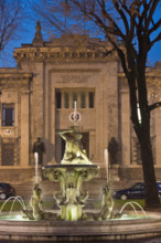 Piazza Dante: fontana disegnata da G.B.Caniana e, sullo sfondo, il Palazzo di Giustizia.
Bergamo
