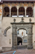 Clusone, Palazzo Comunale (edificato XI e XII secolo), facciata est: portale in pietra sormontato