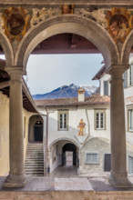 Clusone, Palazzo Comunale (edificato XI e XII secolo):  loggetta affrescata (XVI secolo) e cortile