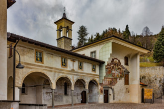 Clusone, Oratorio dei Disciplini o di San Bernardino, decorato esternamente dagli affreschi del