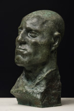 “Pugilatore”, di Ermenegildo Luppi (1877 - 1937).
Bronzo, cm. 35 x 18 x 21.
Collezione Assicoop