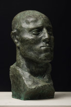 “Pugilatore”, di Ermenegildo Luppi (1877 - 1937).
Bronzo, cm. 35 x 18 x 21.
Collezione Assicoop