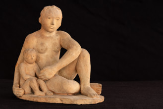 Collezione Assicoop Unipol, inv. n° 864: 
Annibale Zucchini; “Mamma con bimbo” (terracotta,