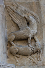 Fidenza, Duomo (Cattedrale di S. Donnino), facciata, protiro del portale destro: “Grifone che