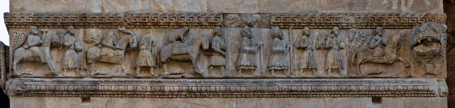 Fidenza, Duomo (Cathedral of San Donnino), right tower (Trabucco Tower), southern side: frieze