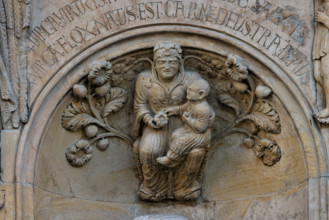 Fidenza, duomo (Cattedrale di San Donnino), nicchia: bassorilievo raffigurante una Madonna col
