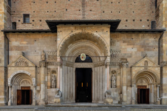 Fidenza, Duomo (St. Donnino Cathedral), the façade: detail of the three portals.
Cattedrale di