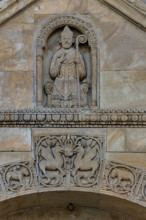 Fidenza, Duomo (Cattedrale di San Donnino), facciata, timpano del portale destro: “figura di