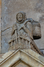 Fidenza, Duomo (Cattedrale di San Donnino), acroterio del portale destro: “Raimondinus vilis”, il