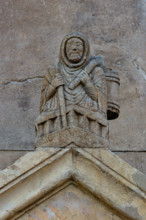 Fidenza, Duomo (Cattedrale di San Donnino), acroterio del portale destro: “Raimondinus vilis”, il