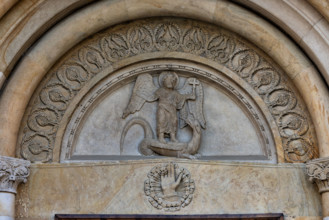 Fidenza, Duomo (Cattedrale di San Donnino), facciata: la lunetta del portale destro con “San