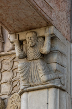 Fidenza, Duomo (Cattedrale di San Donnino), facciata, il portale maggiore,  protiro: telamone di