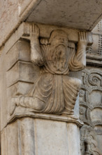 Fidenza, Duomo (Cattedrale di San Donnino), facciata, il portale maggiore,  protiro: telamone di