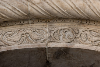 Fidenza, Duomo (Cattedrale di San Donnino), facciata, il portale maggiore, fregio interno: